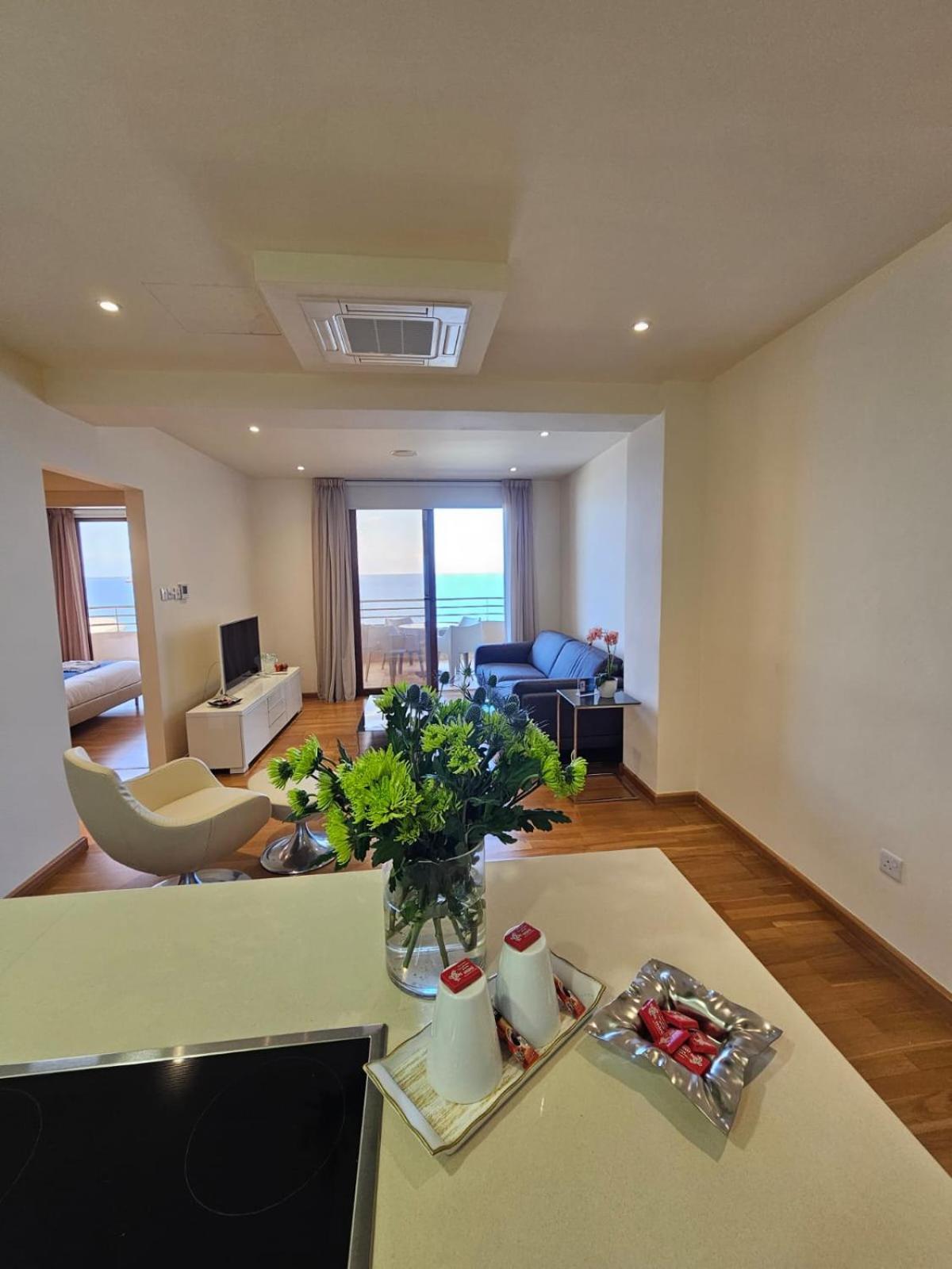 11 Suites - Golden Sunrise Suite Larnaca Room photo
